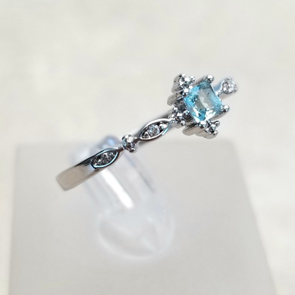 Delicate Topaz Ring - Picture 5 of 8